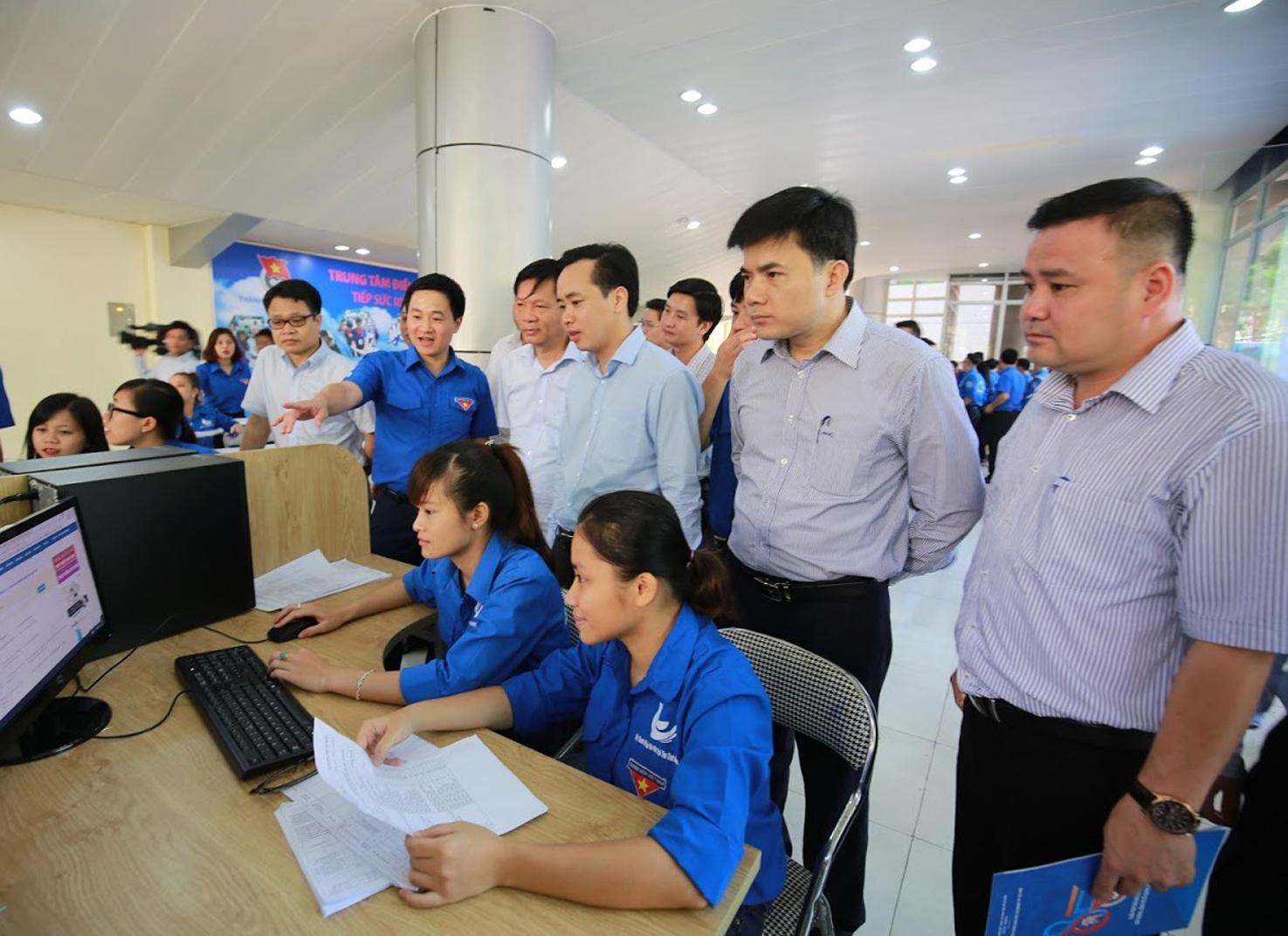 Áo xanh chở ước mơ hồng...