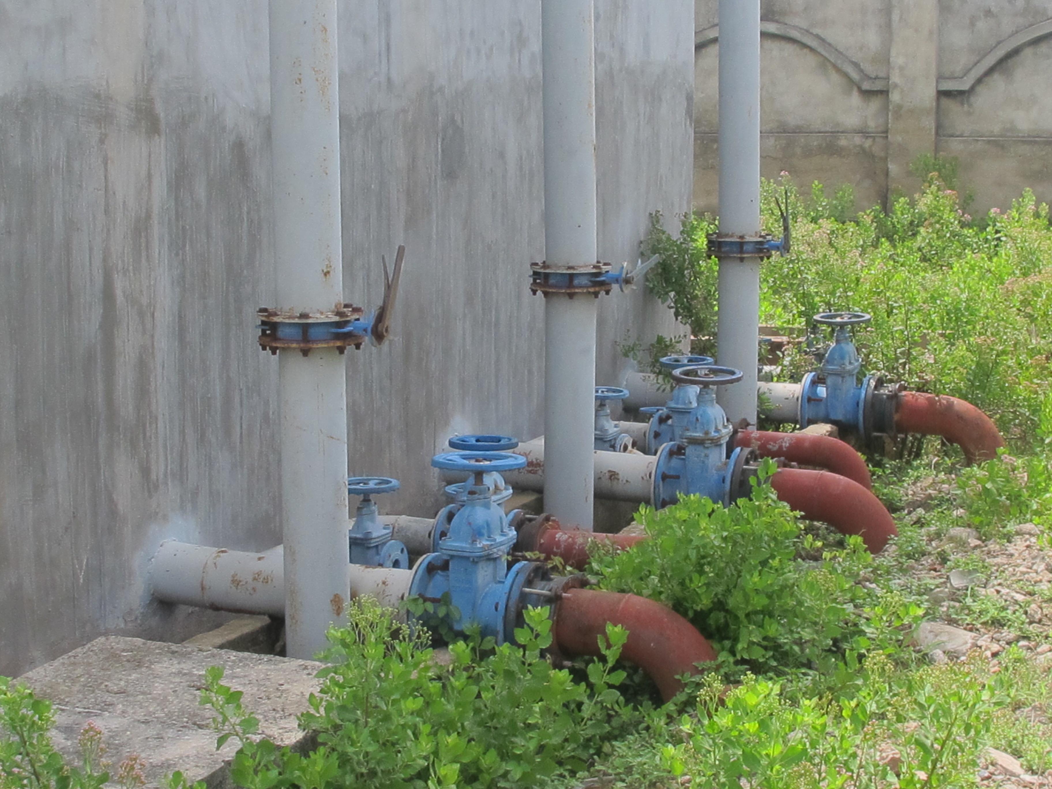 Khát nước sạch bên nhà máy nước 