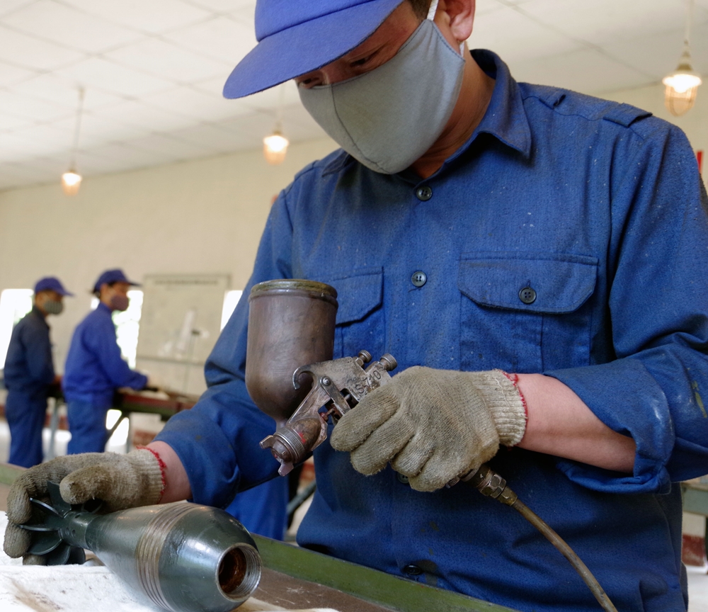 Đạn tiếp tục được làm sạch phần thân vỏ và được đóng nắp phòng ẩm trước khi mang đi sơn.