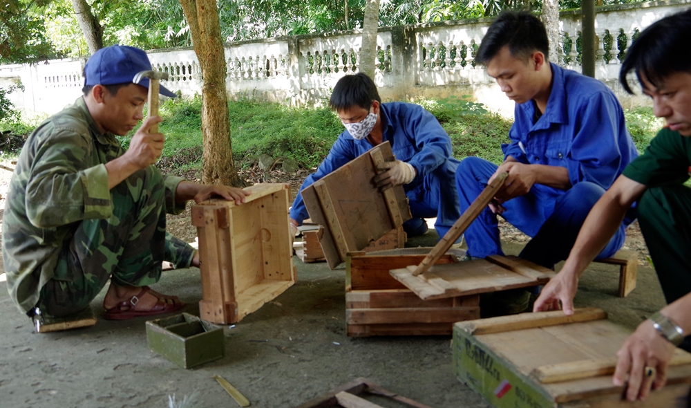 Trong khi các nhân viên bảo quản đạn theo dây chuyền, ở một nơi khác, các thợ mộc kiểm tra, gia cố lại độ chắc chắn của hòm, hộp đựng đạn.