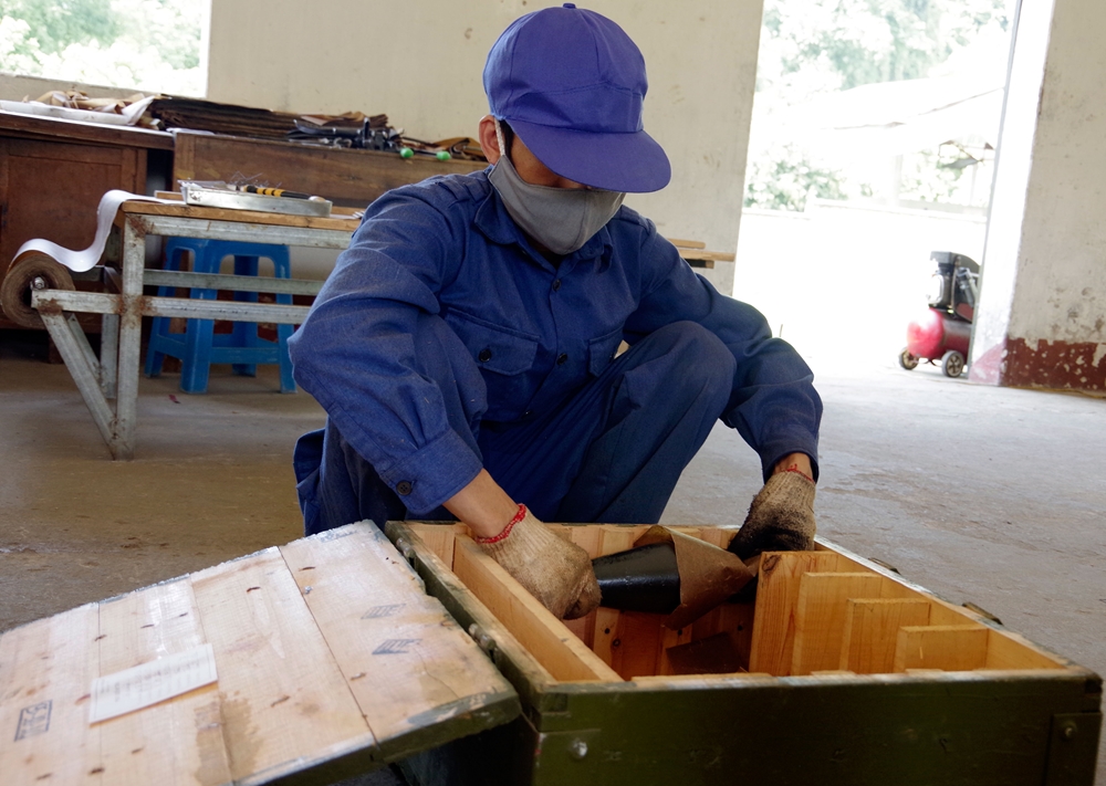 Đạn được các nhân viên nâng niu đặt vào hộp và bảo quản hết sức cẩn thận. Sau đó đạn được đưa về kho bảo quản và chờ xuất đi các đơn vị.