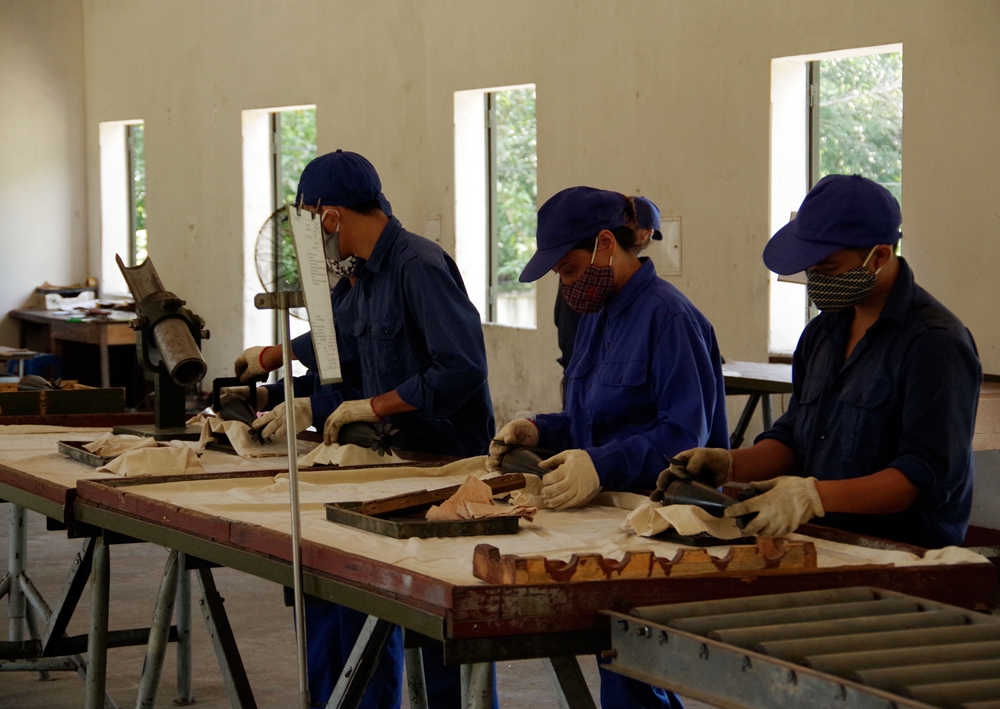 Định kỳ, đạn được đưa đến xưởng để bảo dưỡng. Cán bộ, nhân viên của Kho 834 vận chuyển đạn từ kho về xưởng. Hòm đạn nhẹ nhất nặng gần 30kg. Riêng hòm đạn hỏa tiễn M21 nặng hơn 100kg.