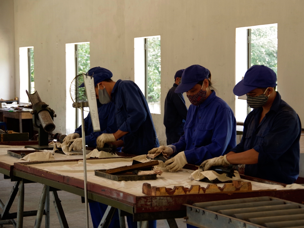 Các nhân viên của trạm kỹ thuật thực hiện việc bảo dưỡng đạn trên dây chuyền khép kín thông qua các dụng cụ chuyên dùng.