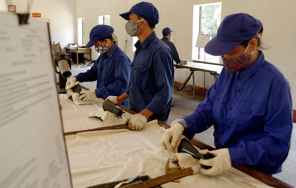 Các nhân viên dùng xăng hoặc dầu và giẻ lau, nhẹ nhàng tẩy sạch các vết bẩn bên ngoài vỏ đạn. Công việc này thường được tiến hành tới 3 lần.