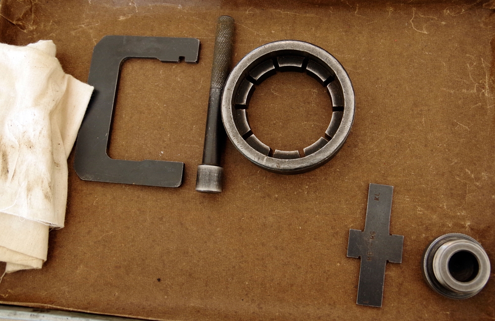 Tiếp đó, họ dùng các dụng cụ chuyên dùng để đo, kiểm tra bề mặt thuốc nổ và khoảng cách khi lắp ngòi nổ vào thân đạn. Nếu khoảng cách này ngắn, hoặc dài hơn kích thước cho phép tức là thuốc nổ bên trong quả đạn đã biến chất, cần phải có phương án xử lý.