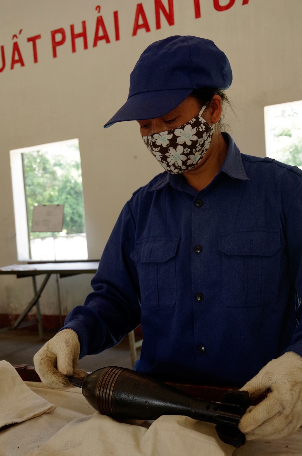 Tiếp đó, họ phải kiểm tra chính xác lỗ lắp liều chính rồi mới kiểm tra đai đạn và cánh đuôi.