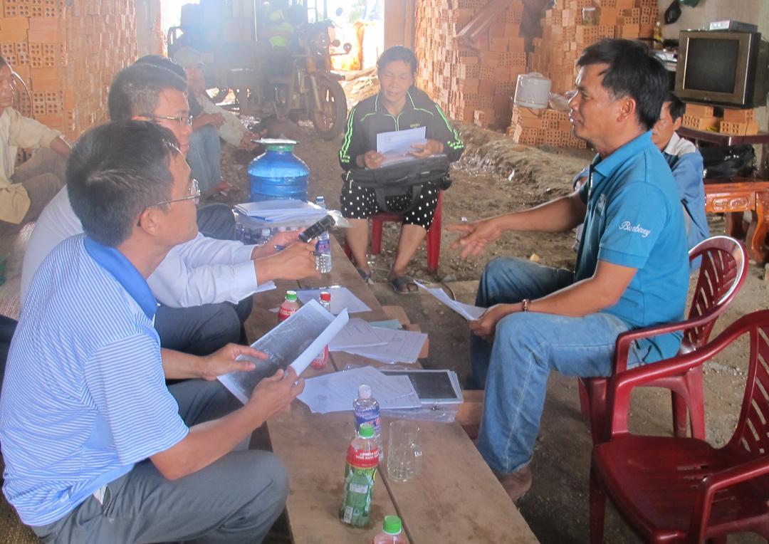 Thiếu đất… đập nhà hàng xóm (!)