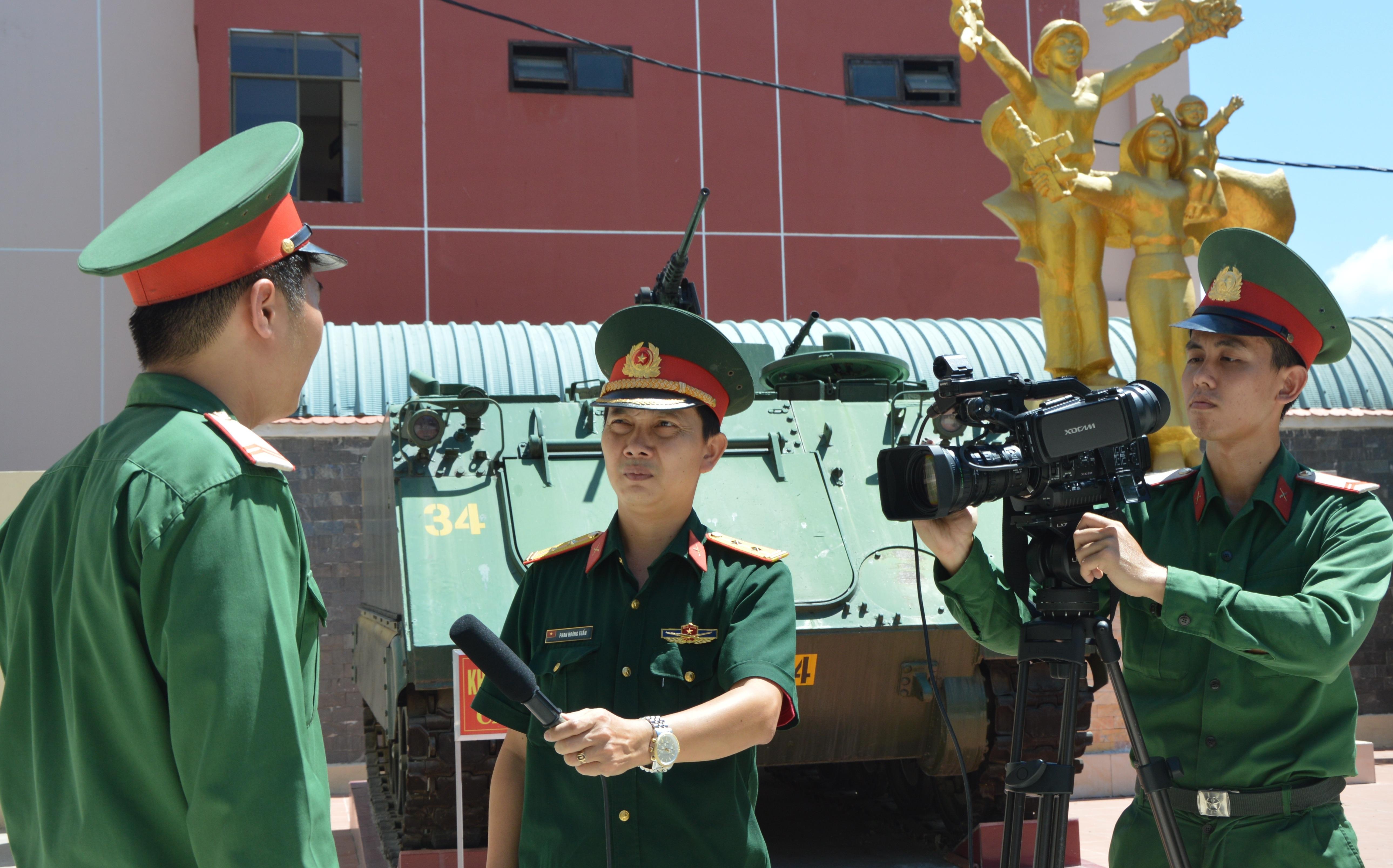 Phóng viên binh nhất...