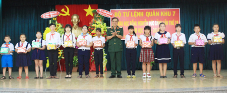 Quân khu 7: Trao 40 suất học bổng Nguyễn Đức Cảnh cho học sinh nghèo học giỏi