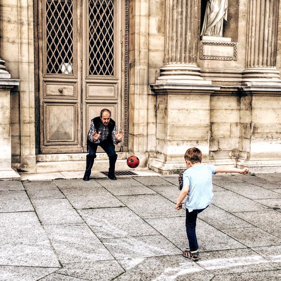 Đá bóng trong Bảo tàng Louvre