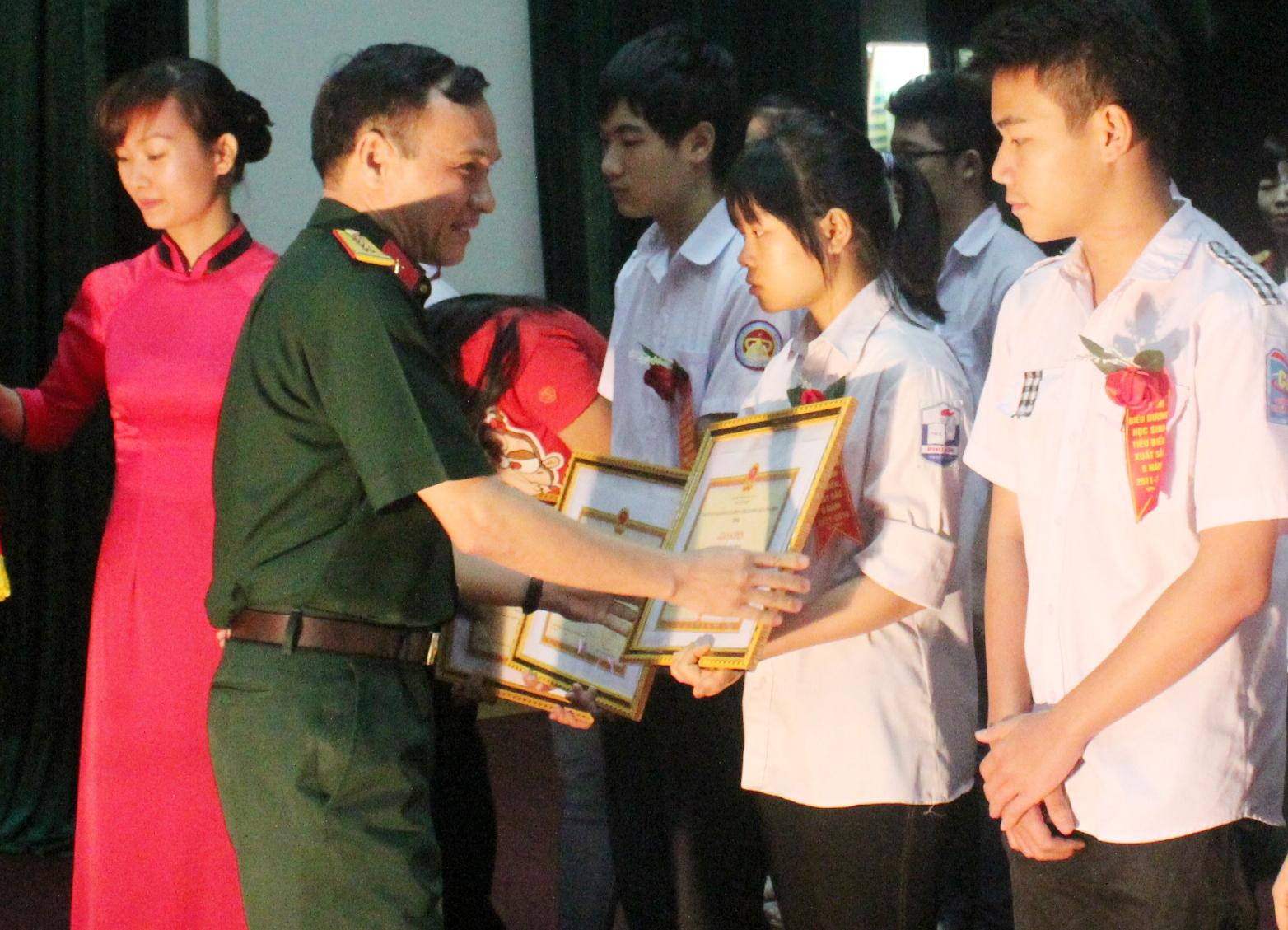 Niềm vui các con học giỏi, chăm ngoan