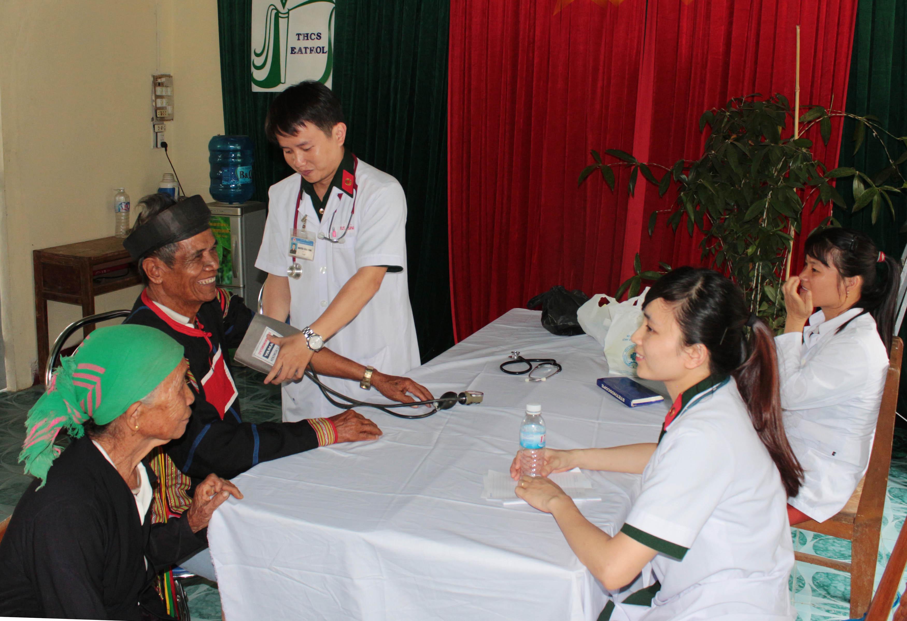 Hỗ trợ chăm sóc sức khỏe đồng bào vùng sâu, vùng xa