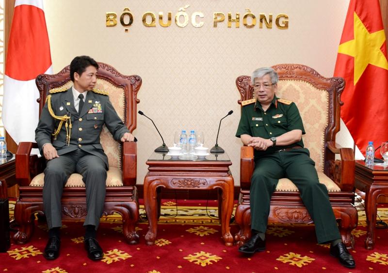 Thượng tướng Nguyễn Chí Vịnh tiếp Tùy viên Quốc phòng Nhật Bản