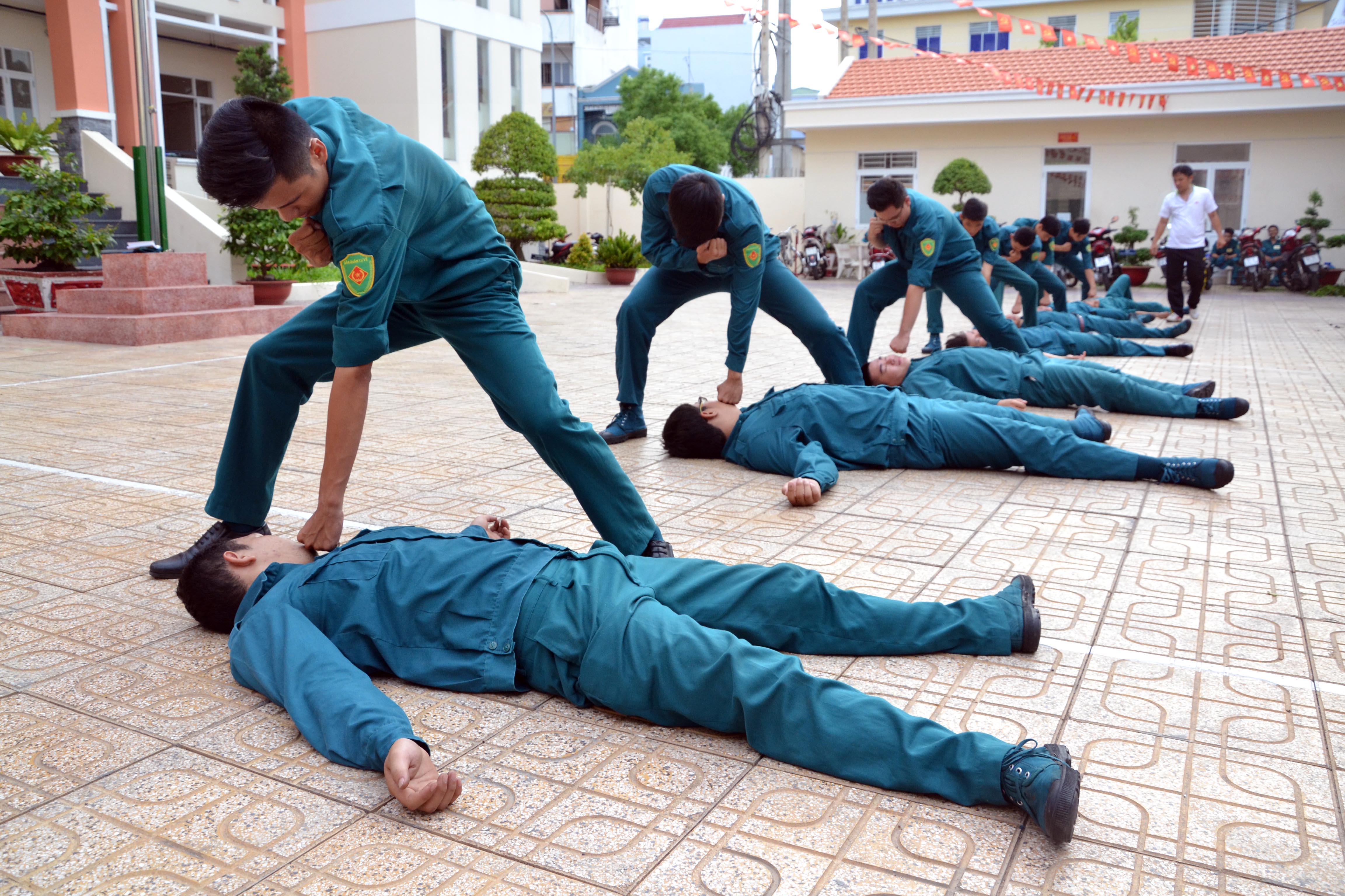Dân quân tự tin luyện võ
