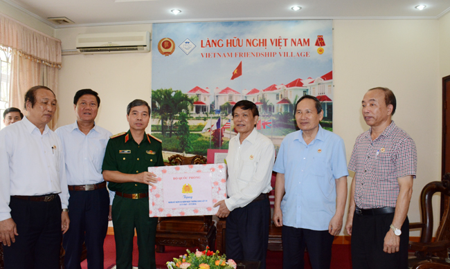 Bộ Quốc phòng thăm, tặng quà Làng Hữu nghị Việt Nam