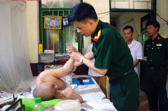 Đại tá PGS.TS Nguyễn Trường Giang, Phó giám đốc bệnh viện khám bệnh, tư vấn hướng điều trị cho thương binh nặng tại Trung tâm Điều dưỡng thương binh Thuận Thành (Bắc Ninh).