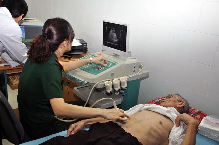 Những thiết bị khám chuyên dụng như máy điện tim, siêu âm, Xquang... đều được bệnh viện sử dụng trong khám bệnh miễn phí cho những người là đối tượng chính sách.