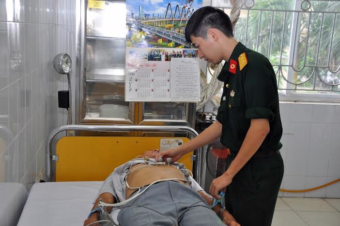 Sự ân cần, chu đáo và chuyên nghiệp của những thầy thuốc Bệnh viện Quân y 103 luôn để lại tình cảm tốt đẹp với người dân.