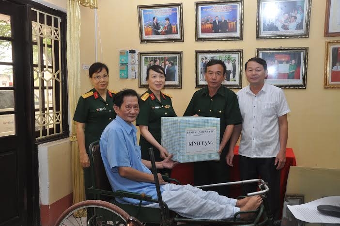 Đại diện bệnh viện tặng quà thương binh nặng tại Trung tâm điều dưỡng thương binh Liêm Cần (Hà Nam).
