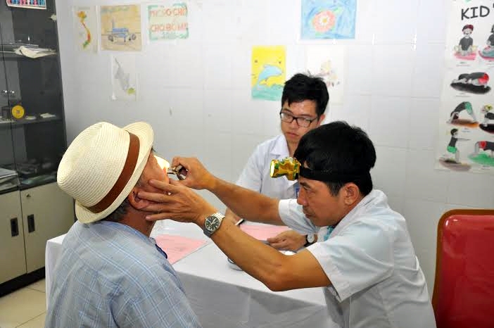 Các bác sĩ khám chi tiết, tỉ mỉ để chỉ ra từng mặt bệnh.