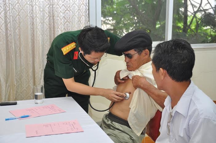 Các bác sĩ khám bệnh, tư vấn sức khỏe cho đối tượng chính sách ở Làng Hữu Nghị Việt Nam.