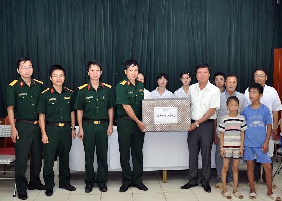 Đại diện bệnh viện tặng quà Làng Hữu Nghị Việt Nam.