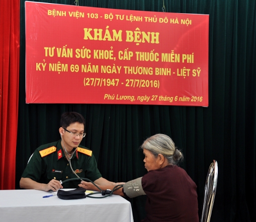 Các y, bác sĩ khám bệnh cho đối tượng chính sách quận Hà Đông.