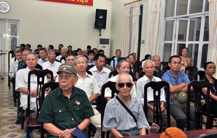 Rất đông những người là đối tượng chính sách thuộc quận Hà Đông (TP Hà Nội) được khám bệnh, tư vấn sức khỏe miễn phí.