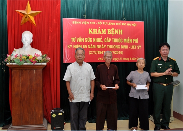 Cùng với khám chữa bệnh, bệnh viện còn tổ chức tặng quà đối tượng chính sách.