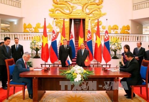 Các đồng chí lãnh đạo Đảng, Nhà nước đón tiếp, hội đàm với Thủ tướng Slovakia