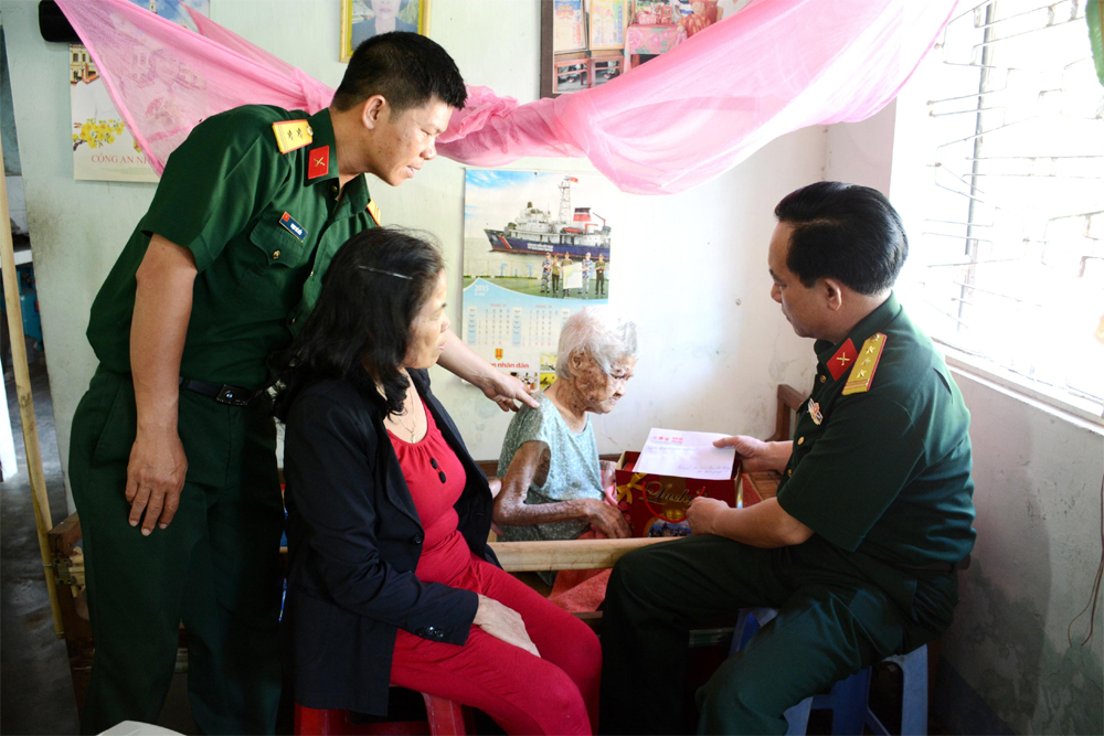 Các địa phương, đơn vị chăm lo người có công
