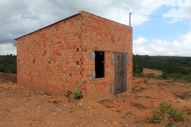 Hàng loạt nhà ở cho hộ nghèo bị bỏ hoang