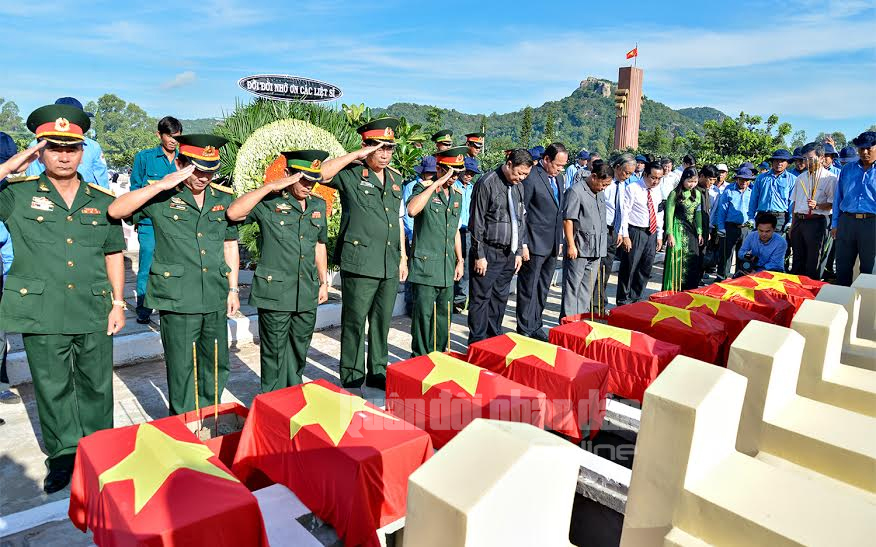 Trang nghiêm Lễ cải táng hài cốt liệt sĩ
