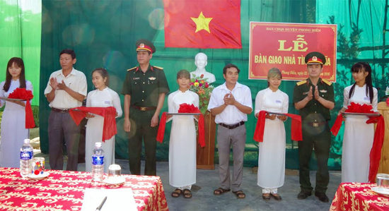 Bộ CHQS tỉnh Thừa Thiên - Huế bàn giao nhà tình nghĩa cho thân nhân liệt sĩ
