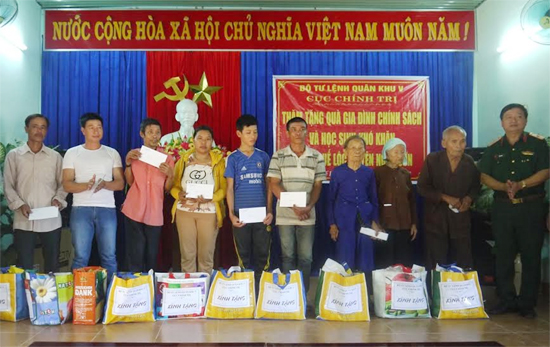 Cục Chính trị Quân khu 5 thăm, tặng quà đối tượng chính sách
