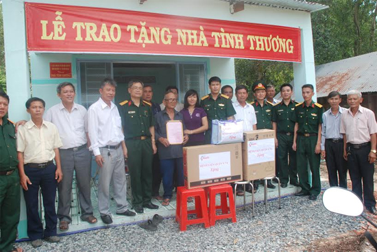 Bệnh viện Quân y 7A:Trao nhà tình thương và khám bệnh cho đối tượng chính sách