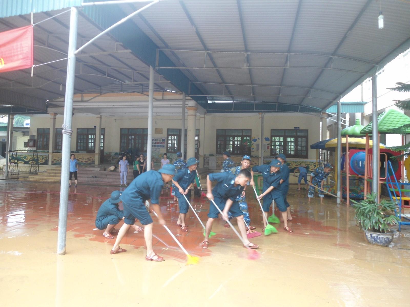 Giúp Trường Mầm non Quang Hanh khắc phục hậu quả mưa ngập
