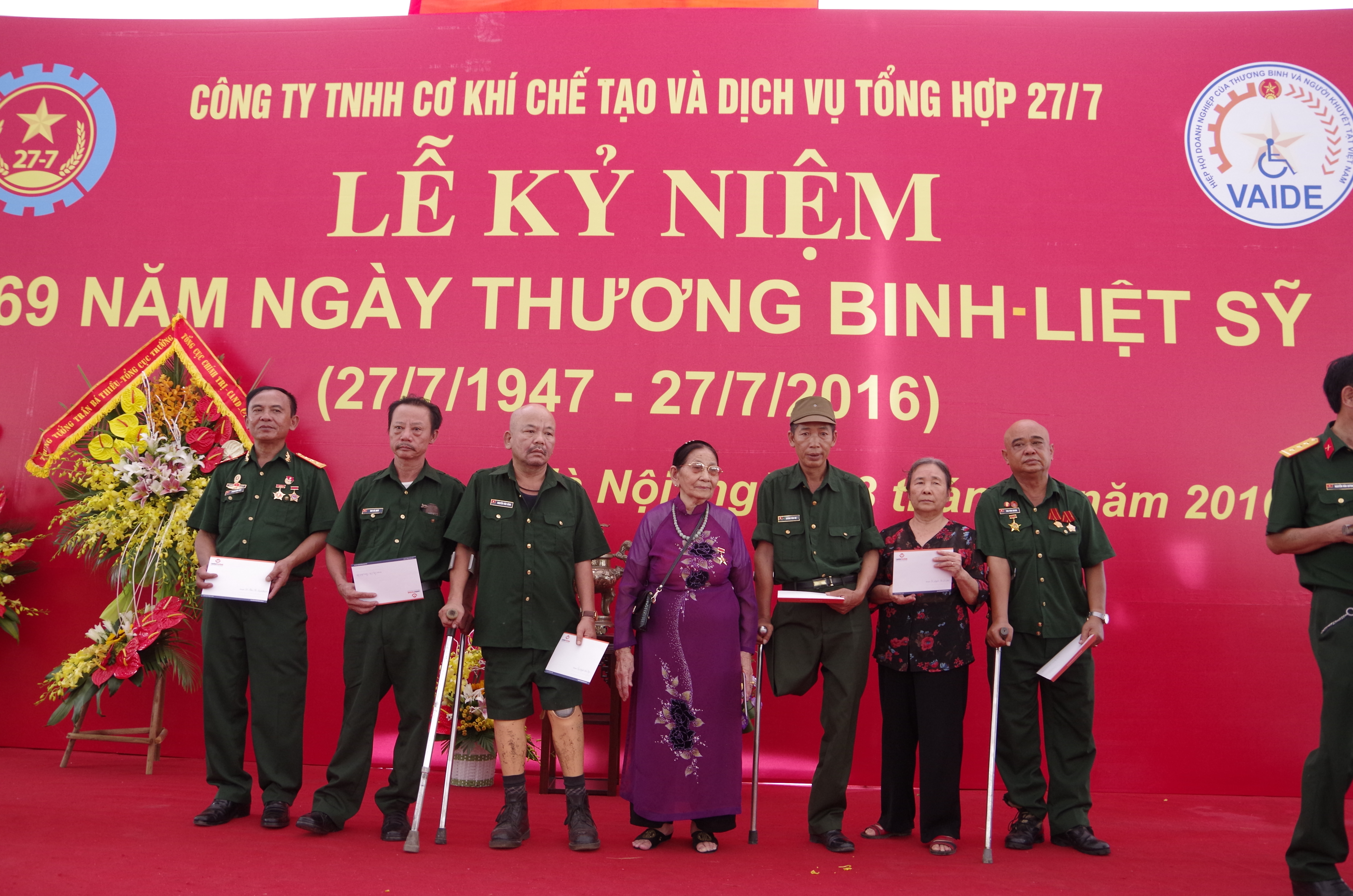 Gặp mặt, tặng quà đối tượng chính sách nhân Ngày Thương binh - Liệt sĩ