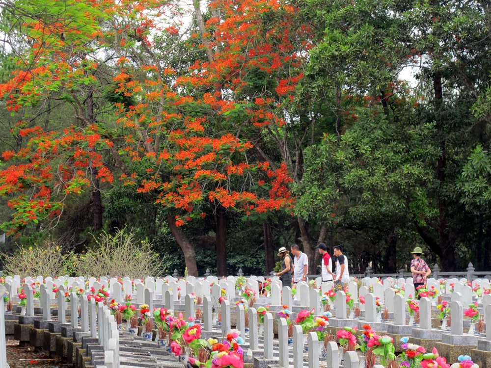 Người dân ở mọi miền của Tổ quốc tới thắp nén nhang tưởng nhớ các anh hùng liệt sĩ ngã xuống vì độc lập tự do của dân tộc.