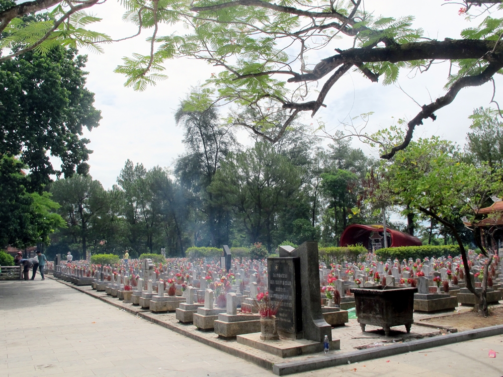 Phần mộ được phân thành 10 khu vực chính theo các địa phương.