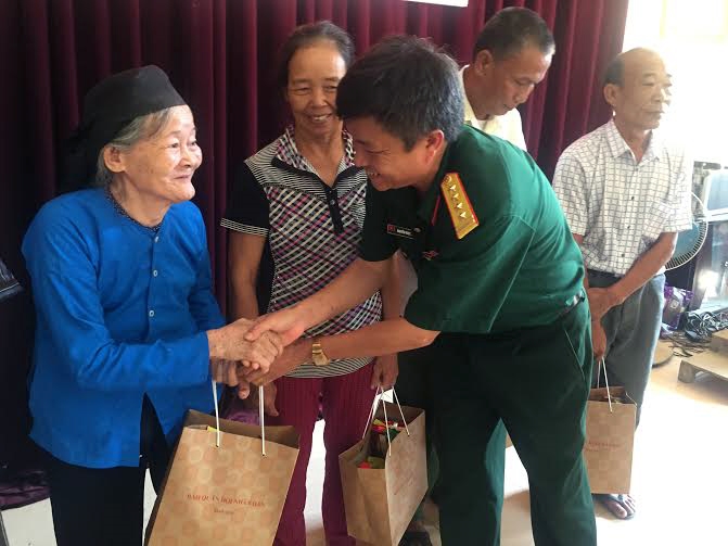 Ban Tổ chức chương trình nghệ thuật “Đất nước vẹn tròn ân nghĩa” phối hợp với Công ty Cổ phần Long Đức trao 54 suất quà tặng các thương binh, thân nhân liệt sĩ và gia đình có công với cách mạng xã Định Biên, huyện Định Hóa, tỉnh Thái Nguyên, nơi Báo Quân đội nhân dân ra số báo đầu tiên vào ngày 20-10-1950.