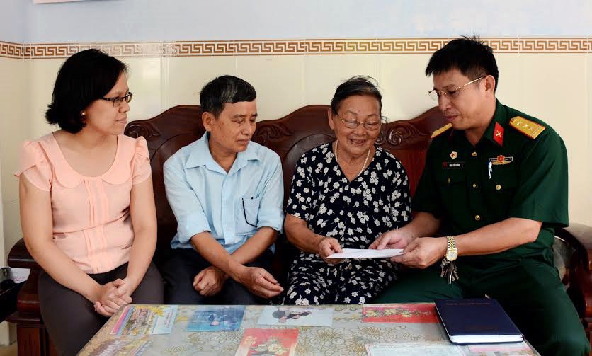 Đại diện Cơ quan Thường trực Báo Quân đội nhân dân tại miền Trung - Tây Nguyên trao quà tặng bà Huỳnh Thị Thúy là thương binh, chiến sĩ cách mạng (cư trú tại tổ 8, phường Thọ Quang, quận Sơn Trà, TP Đà Nẵng).