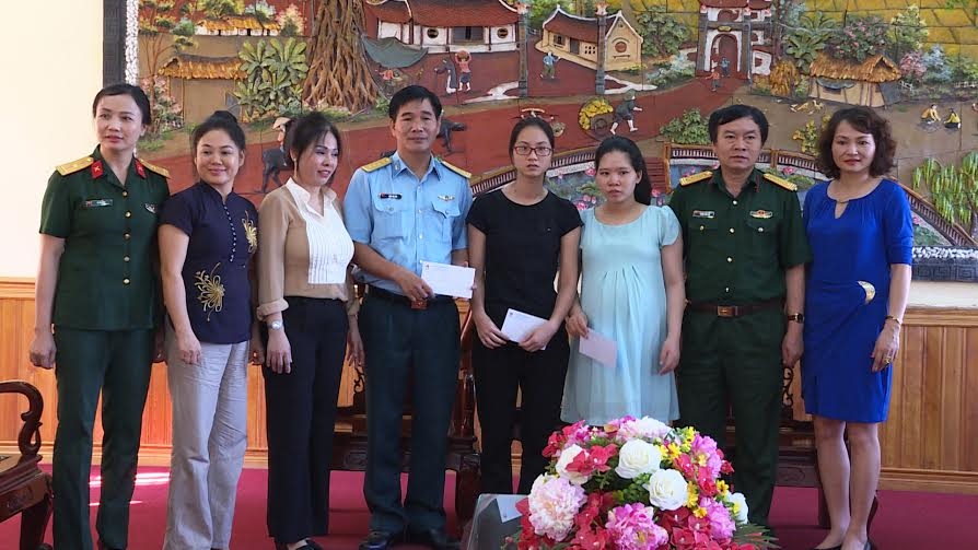 Đại tá Phùng Kim Lân (thứ hai từ bên phải), Phó Tổng biên tập Báo Quân đội nhân dân, Phó trưởng ban tổ chức chương trình nghệ thuật “Đất nước vẹn tròn ân nghĩa”, cùng đại diện họ Trần, tỉnh Nam Định trao 10 suất quà tặng các gia đình chính sách Lữ đoàn 918, Quân chủng Phòng không-Không quân.