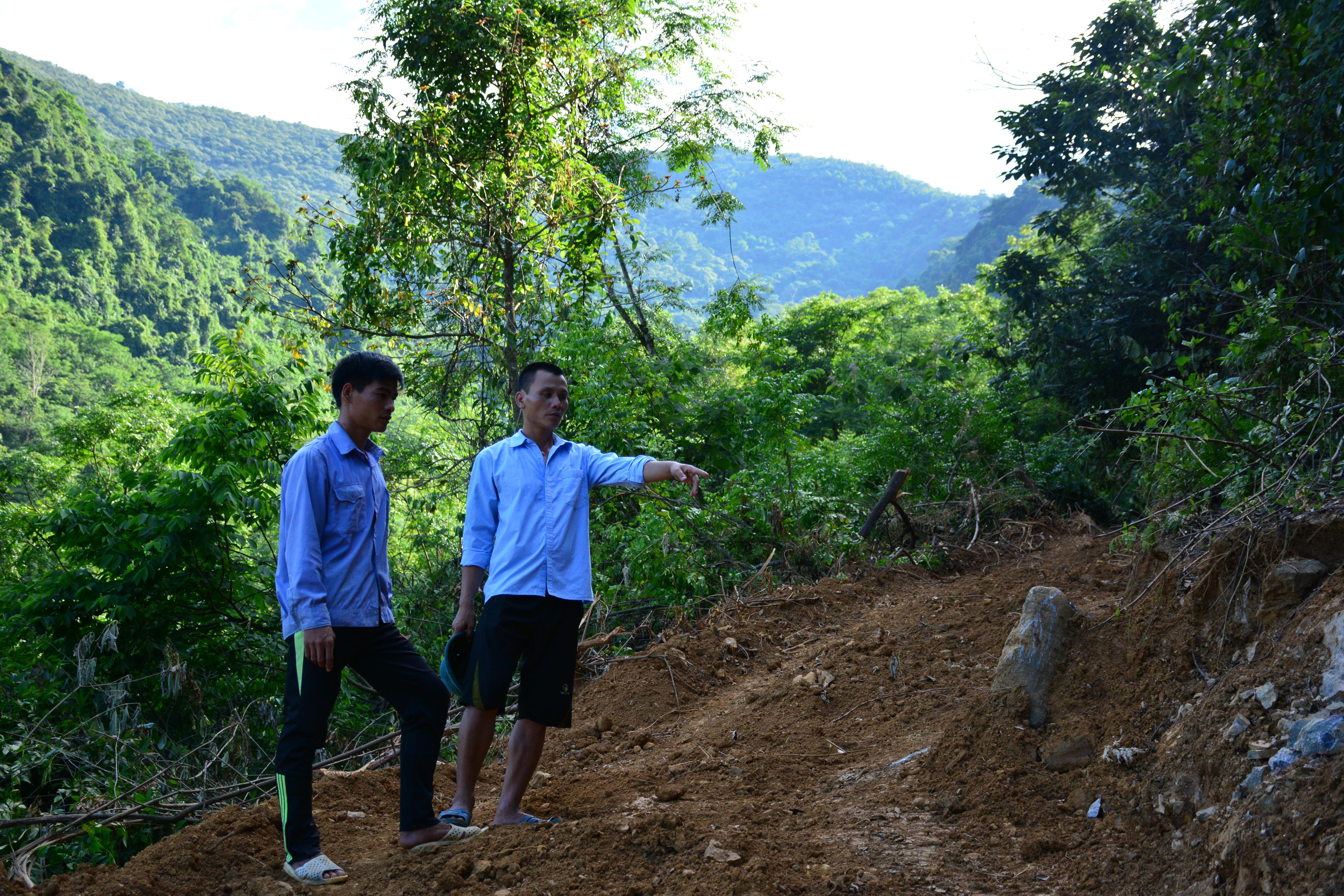 Tình người trên con đường vượt núi
