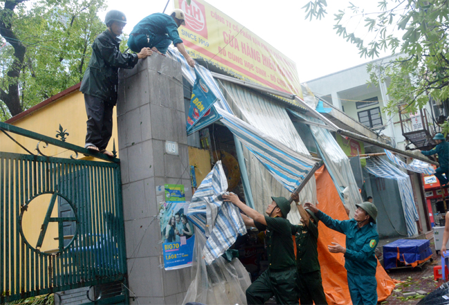 Giúp dân ở vùng tâm bão