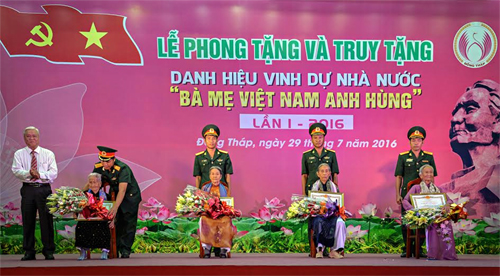 Tỉnh Đồng Tháp trao tặng, truy tặng danh hiệu mẹ Việt Nam anh hùng
