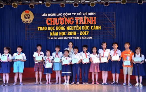 Trao học bổng Nguyễn Đức Cảnh cho con công nhân, viên chức, người lao động
