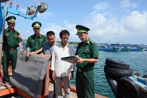 Cán bộ, chiến sĩ Đồn Biên phòng Phú Quý tuyên truyền chấp hành quy định an toàn và Luật biển Việt Nam cho ngư dân.