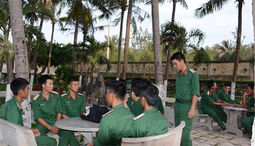 Phút giải lao giữa giờ huấn luyện của chiến sĩ Đại đội 2 (Ban CHQS huyện Phú Quý).