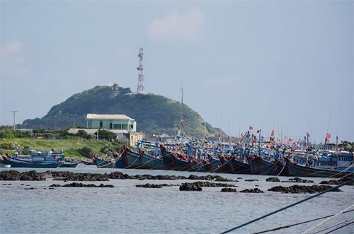 Cột thu phát sóng nối liền khoảng cách biển đảo với đất liền.